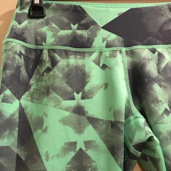 Z By Zella Green Black Geo Abstract Pattern Cropped Capri Leggings Women’s Small - Picture 3 of 11
